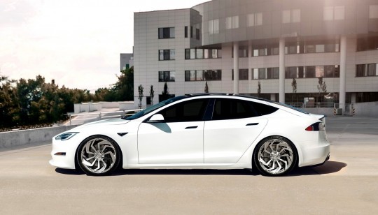 Tesla S Plaid on Shadow - Chrome Finish