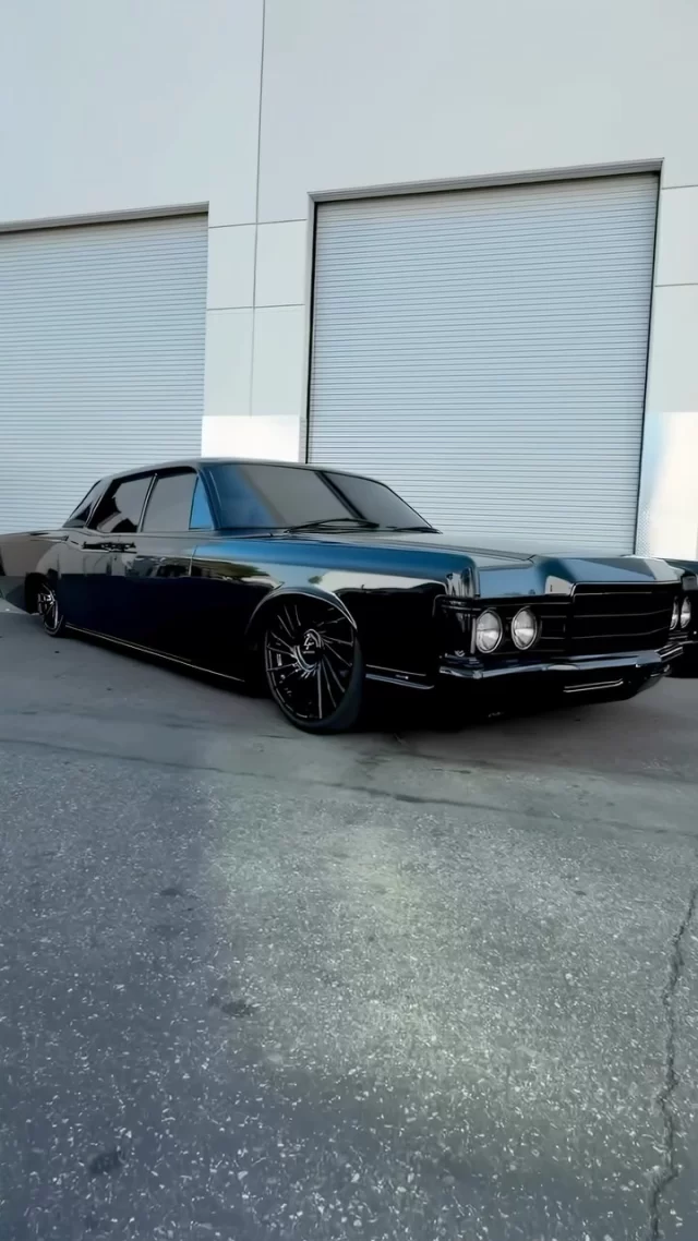 @rampagejackson Black on Black 69’ Continental
22” Wraith - Gloss Black Finish🔥
Shout out to @audiocityusa
#lexani #customwheels #classiccar #forgedwheels #lincolncontinental