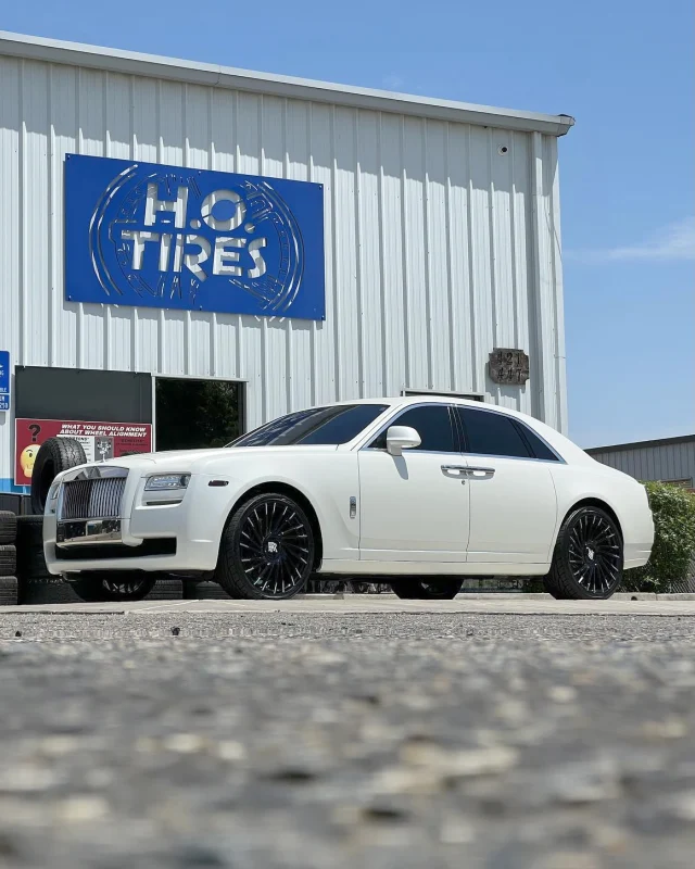 Rolls Royce Ghost on 22s🔥
Wraith XL - MBT Finish
by @hotiresnwheels 
#lexani #customwheels #rollsroyce #rollsroyceghost #rims
